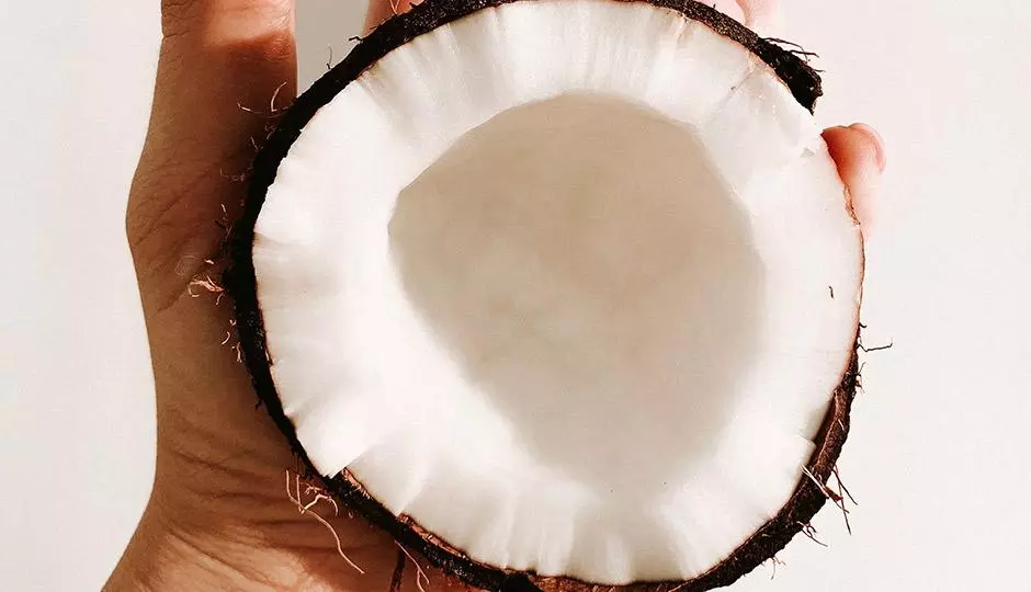 5 Amazing Beauty Benefits of Coconut Oil